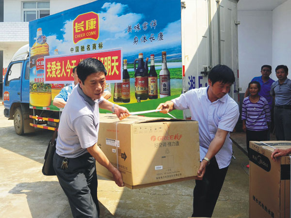 公司把一批價(jià)值兩萬余元的空調(diào)、電視、熱水器等物資捐贈(zèng)給敬老院的老人們